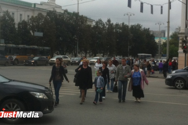 Пешеходы бросаются под колеса машин. На Ленина—8 Марта для них все время горит красный свет - Фото 1