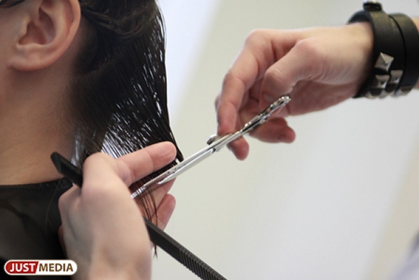 В кировградской парикмахерской клиентов преображали с нарушением санитарных норм - Фото 1