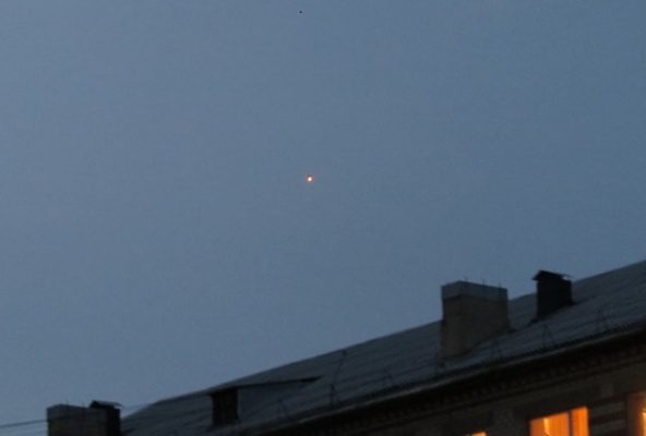 Инопланетяне? Светящийся объект в небе над Ревдой переполошил любителей-уфологов - Фото 1