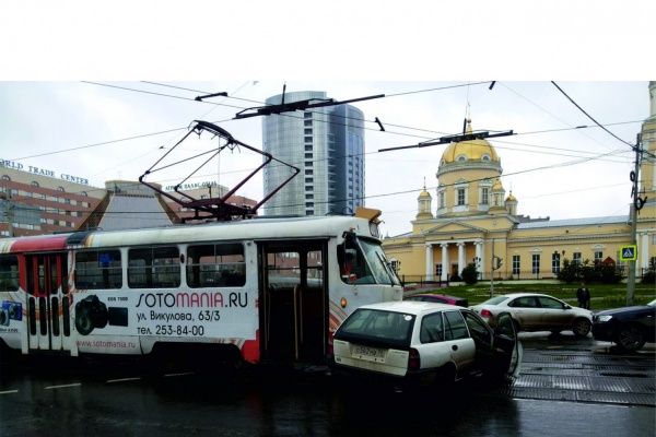 В центре Екатеринбурга легковушка из Томска врезалась в трамвай. ФОТО - Фото 1