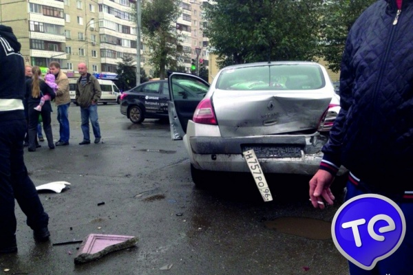 В Екатеринбурге водитель легковушки, едва избежав столкновения со скорой, влетел в припаркованные автомобили. ФОТО - Фото 1