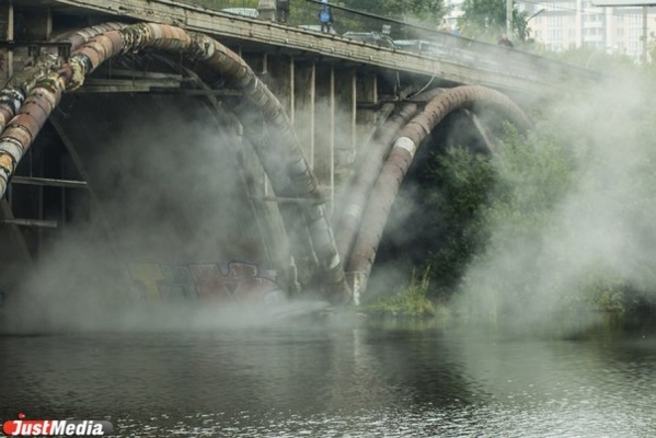 Под Макаровским мостом в Екатеринбурге, возможно, прорвало трубу - Фото 1