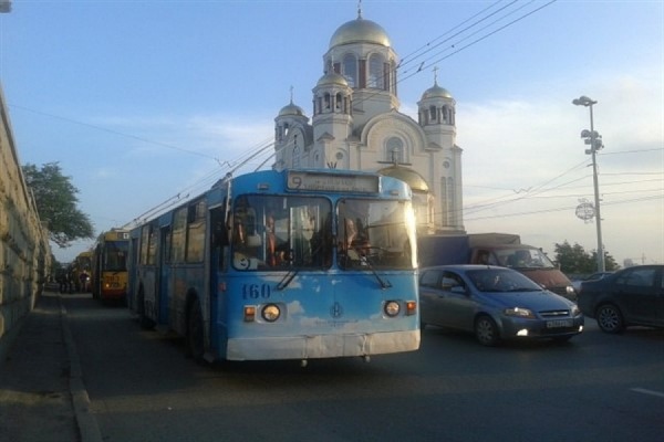 На улице Свердлова больше десятка троллейбусов выстроились в очередь - Фото 1