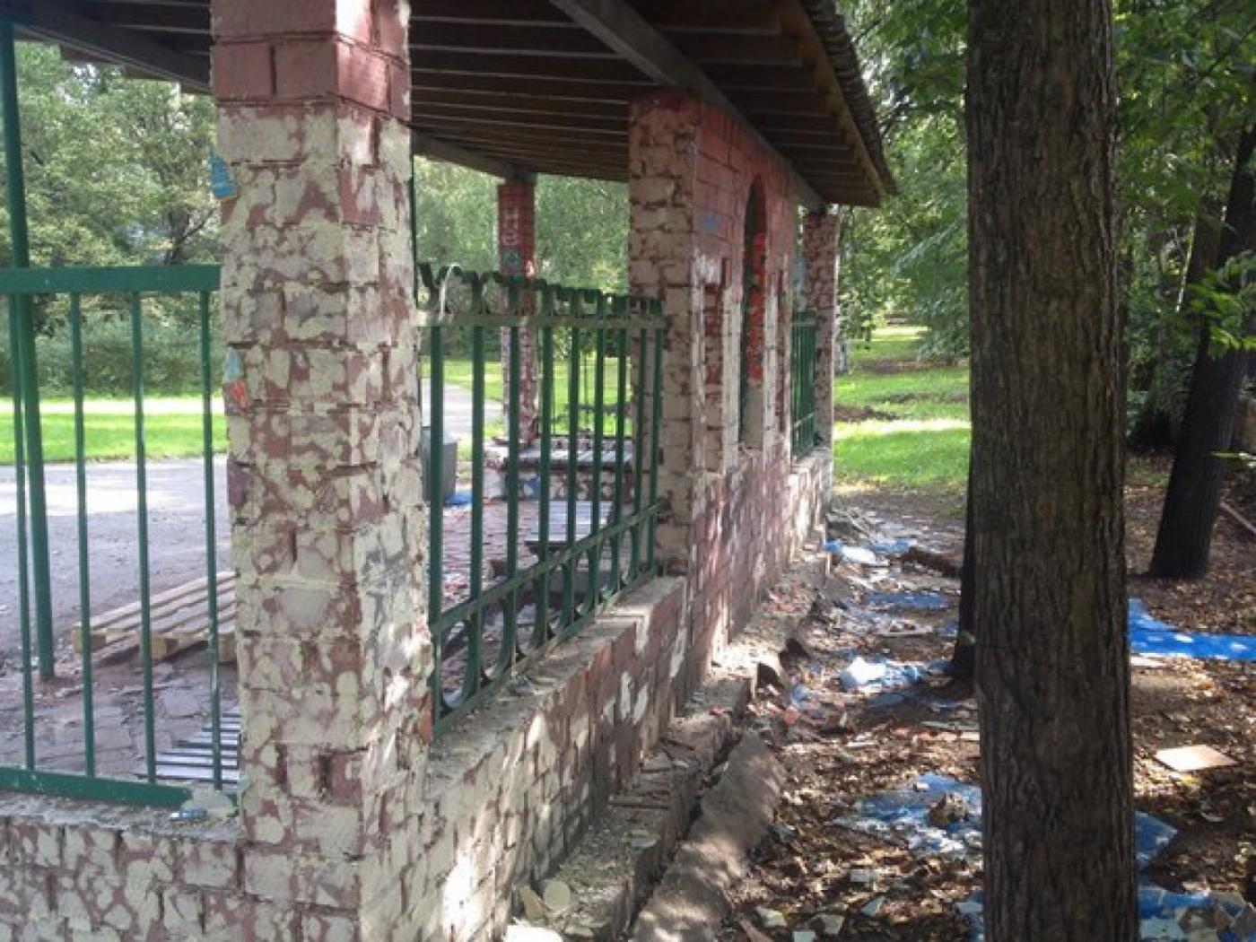 Екатеринбургские алкаши против искусства: в дендрарии сегодня ночью кто-то ободрал с павильона новую плитку        - Фото 1