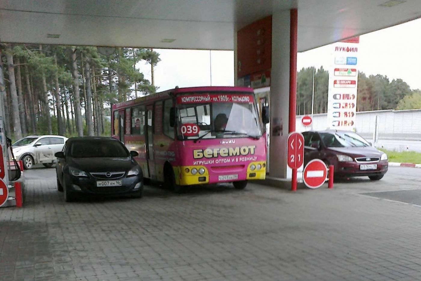 В Екатеринбурге пассажиров высаживают из автобусов ради заправки - Фото 1