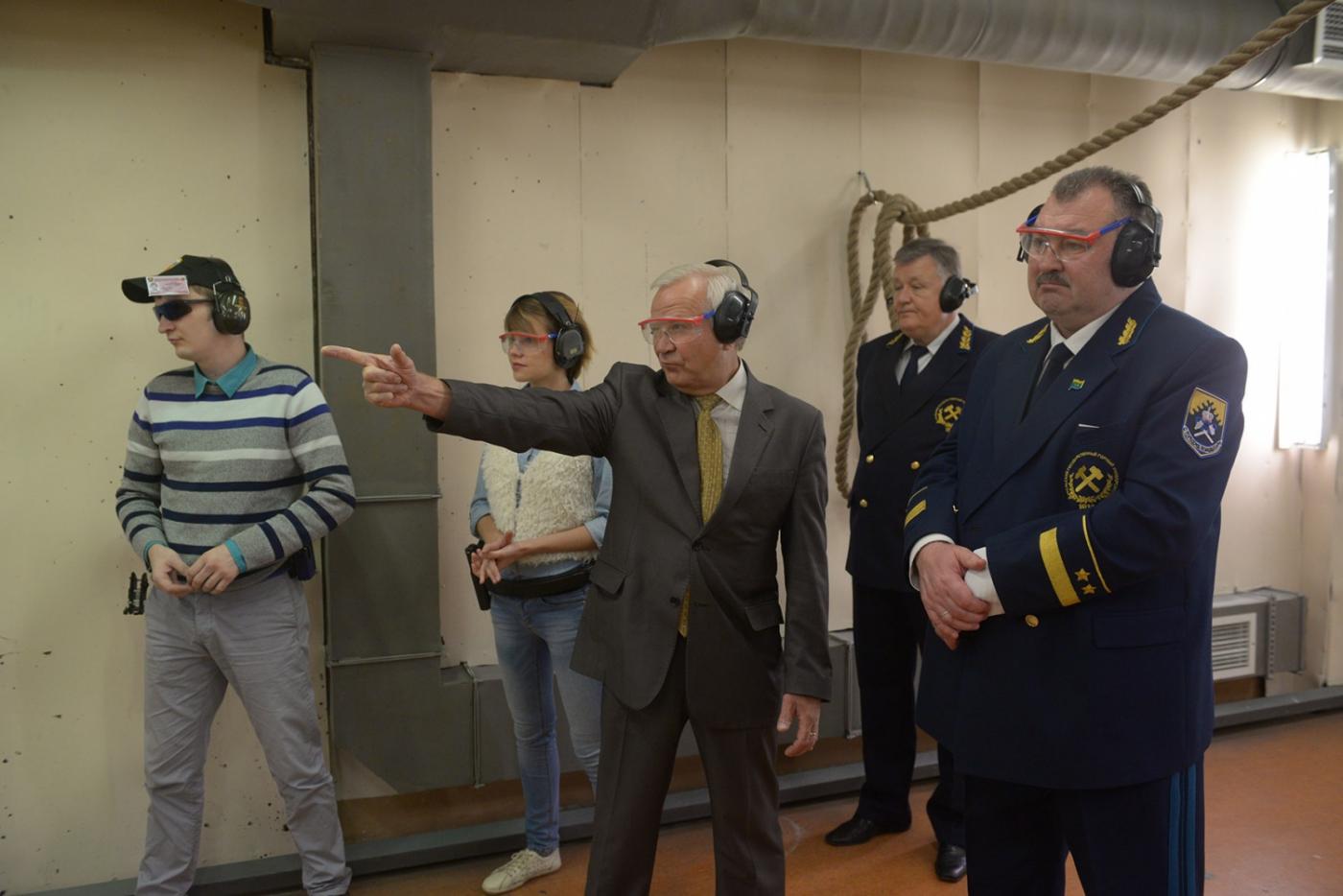 В День знаний Эдуард Россель устроил стрельбу в одном из учебных заведений  - Фото 1