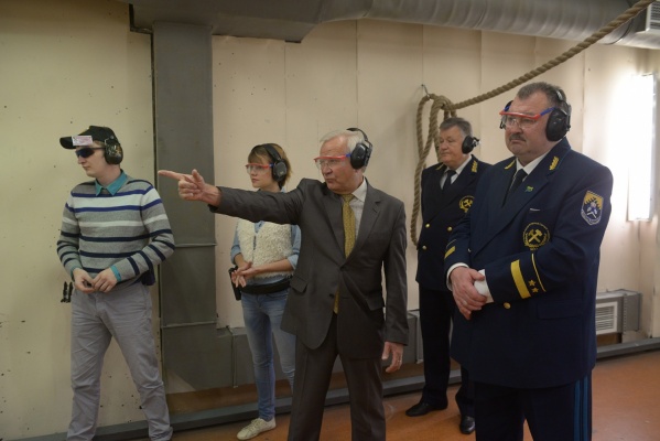 В День знаний Эдуард Россель устроил стрельбу в одном из учебных заведений  - Фото 1