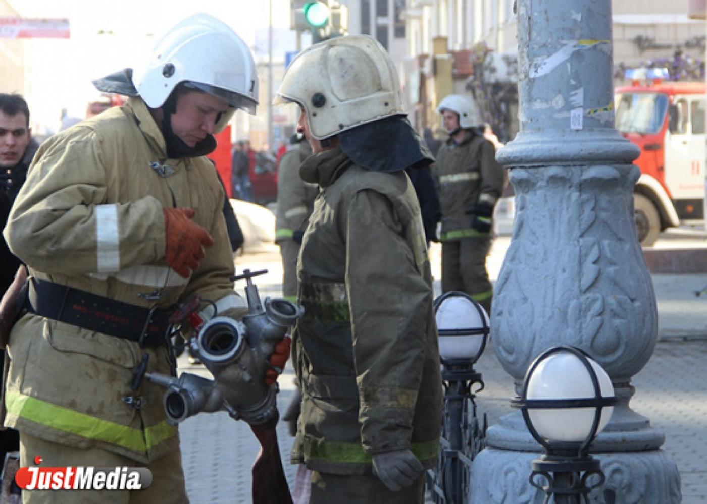 В Екатеринбурге горел офисник на Сони Морозовой. Из здания эвакуировали 45 человек. - Фото 1