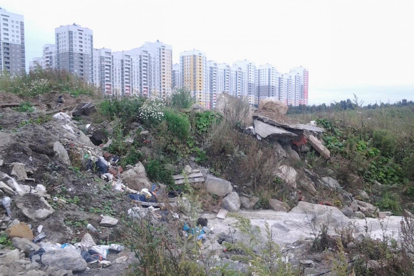 Екатеринбуржцы пробираются на работу через кучи строительного мусора - Фото 1