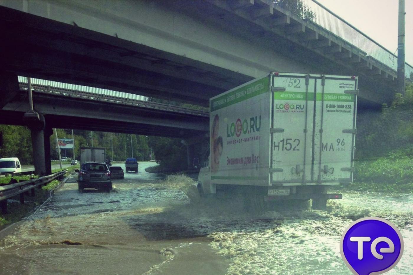 «Уральская Венеция»! Участок дороги на Шефской превратился в многоводную реку  - Фото 1