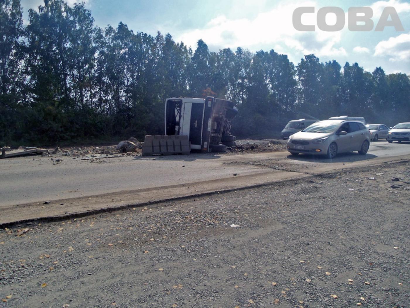 На трассе под Екатеринбургом перевернулся МАЗ с грунтом - Фото 1