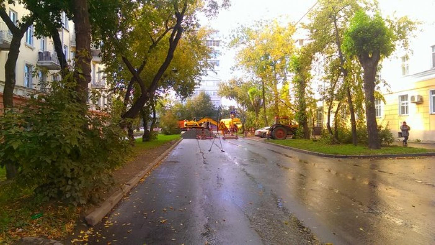 Едут прямо по газону! В Екатеринбурге из-за ремонта водопровода перекрыт выезд с улицы Братьев Быковых - Фото 1