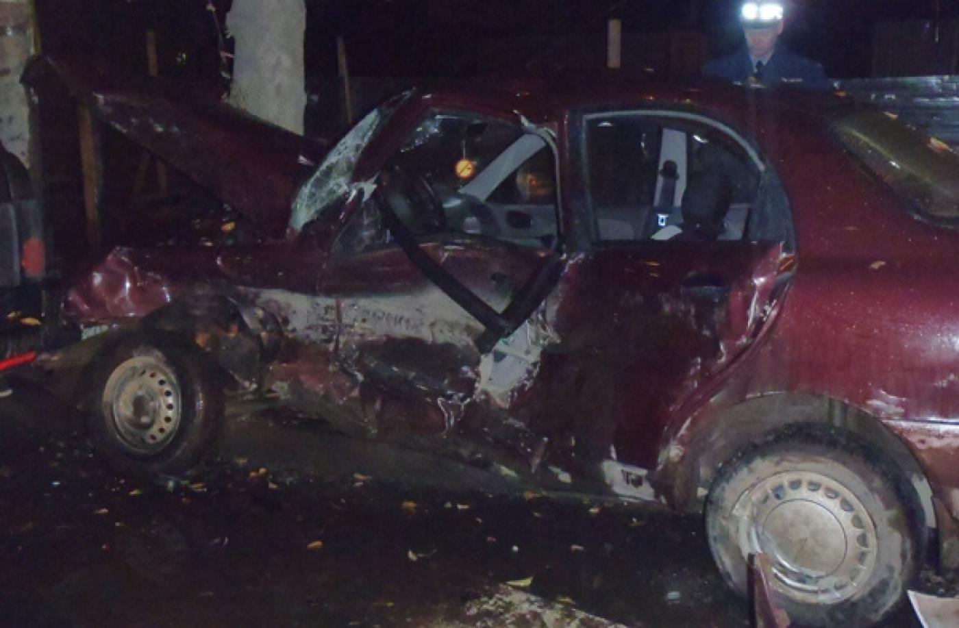 На Пермском тракте водитель «Ниссана» снес столб освещения и погиб на месте - Фото 1