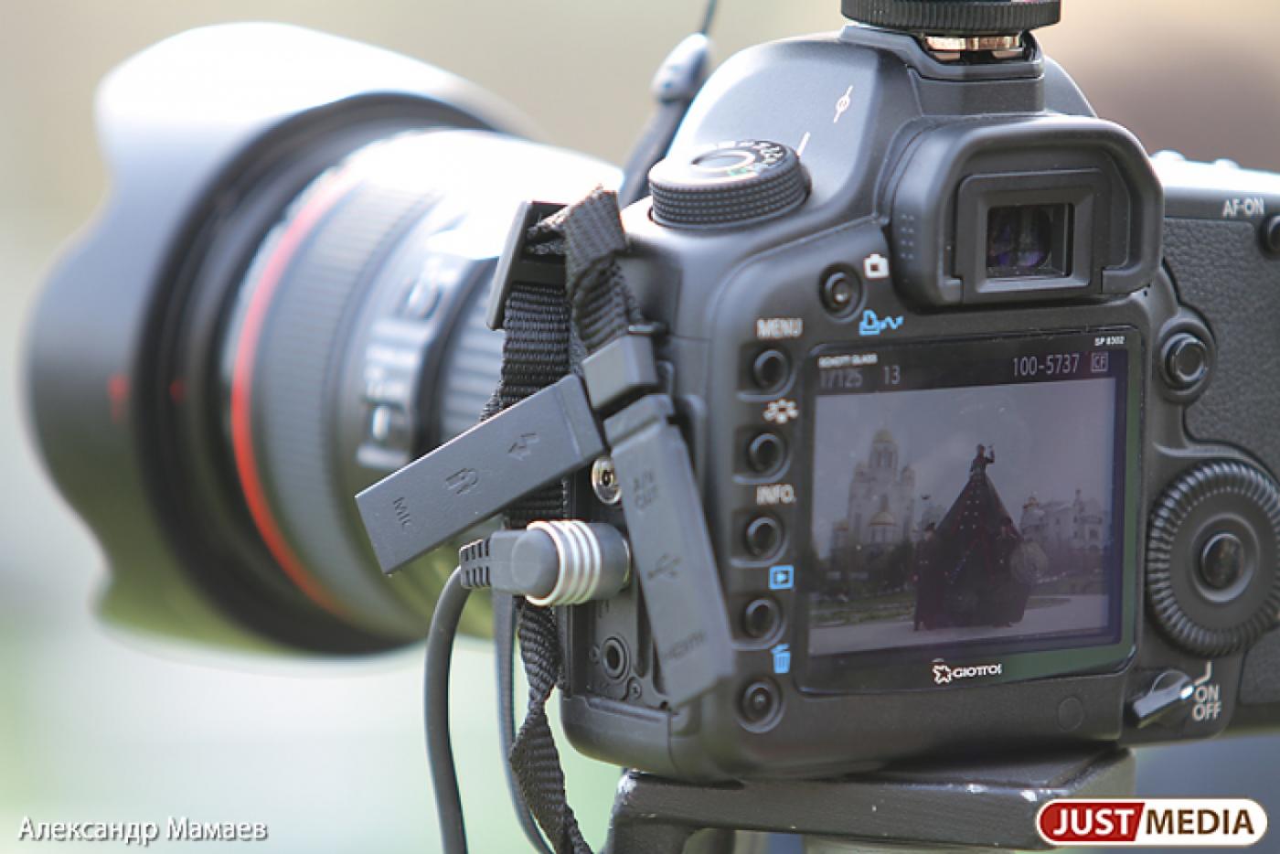 У журналиста JustMedia сотрудники НПО Автоматики силой отобрали фотоаппарат. В ситуацию вмешались полицейские ВИДЕО - Фото 1