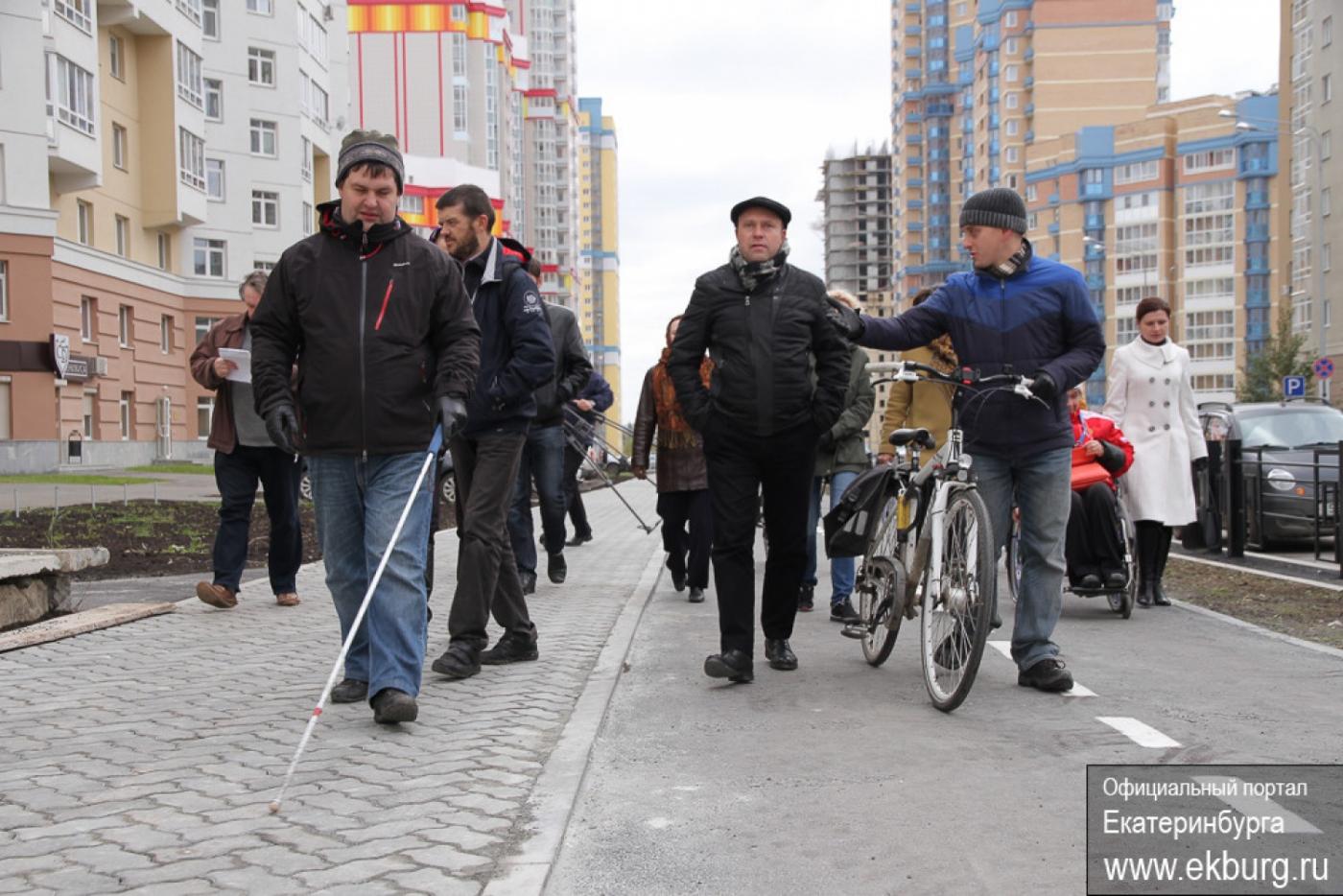 Инвалиды довольны организацией тротуаров в микрорайоне Юг центра: «Это большой шаг вперед по сравнению с тем, что было» - Фото 1