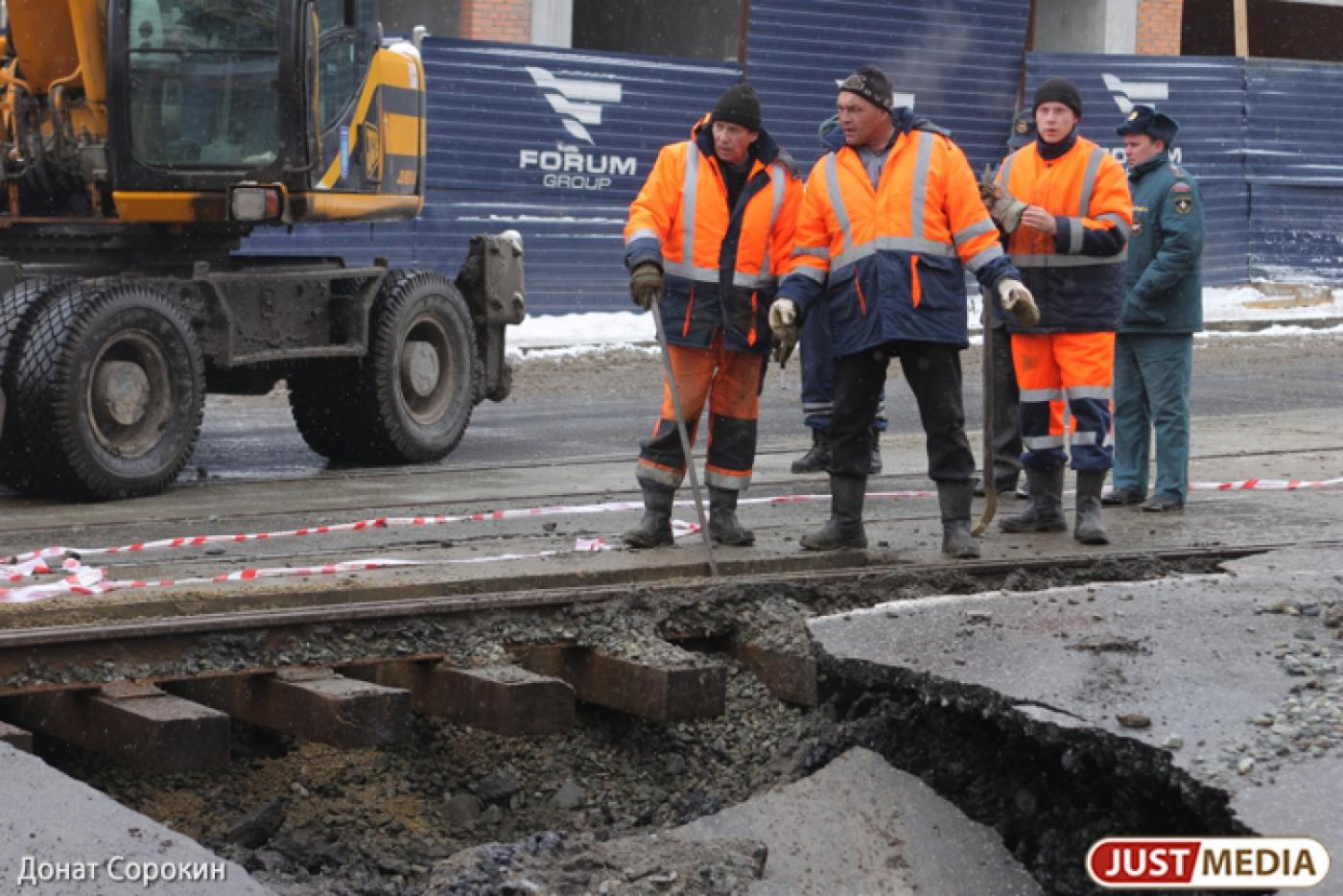 «Вода хлещет из двух люков» На Московской очередное коммунальное ЧП - Фото 1
