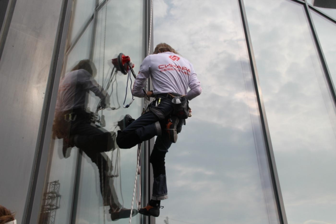 В центре Екатеринбурга «человек-паук» карабкается на «Высоцкий». ФОТО - Фото 1
