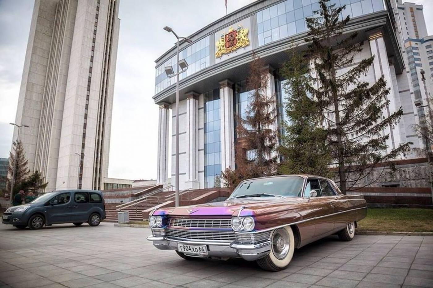 Красиво жить не запретишь! Анатолий Павлов приехал на работу на раритетном Кадиллаке - Фото 1