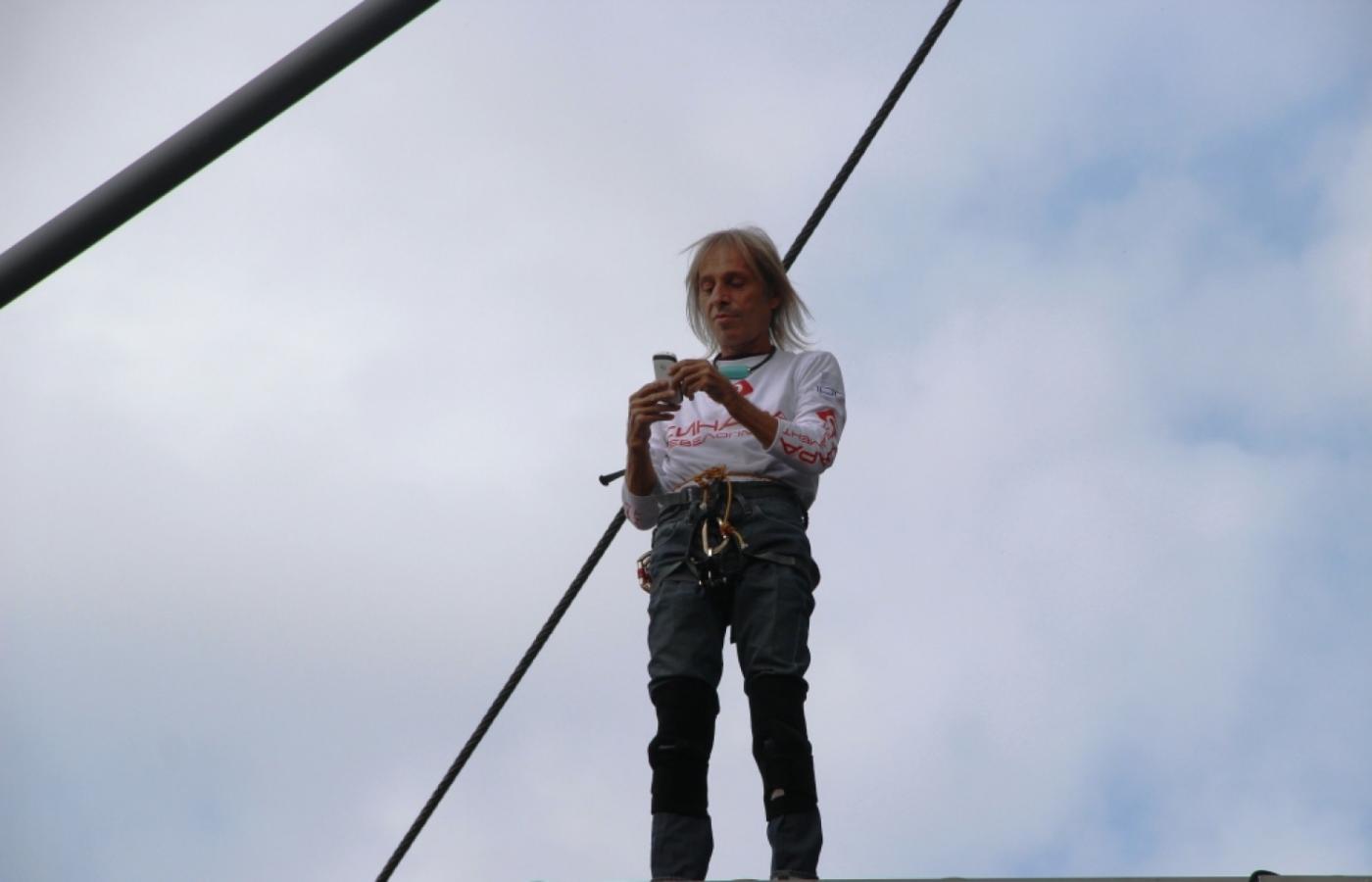 В социальных сетях думали, что он упадет. «Человек-паук» из Франции забрался на «Высоцкий»  - Фото 1