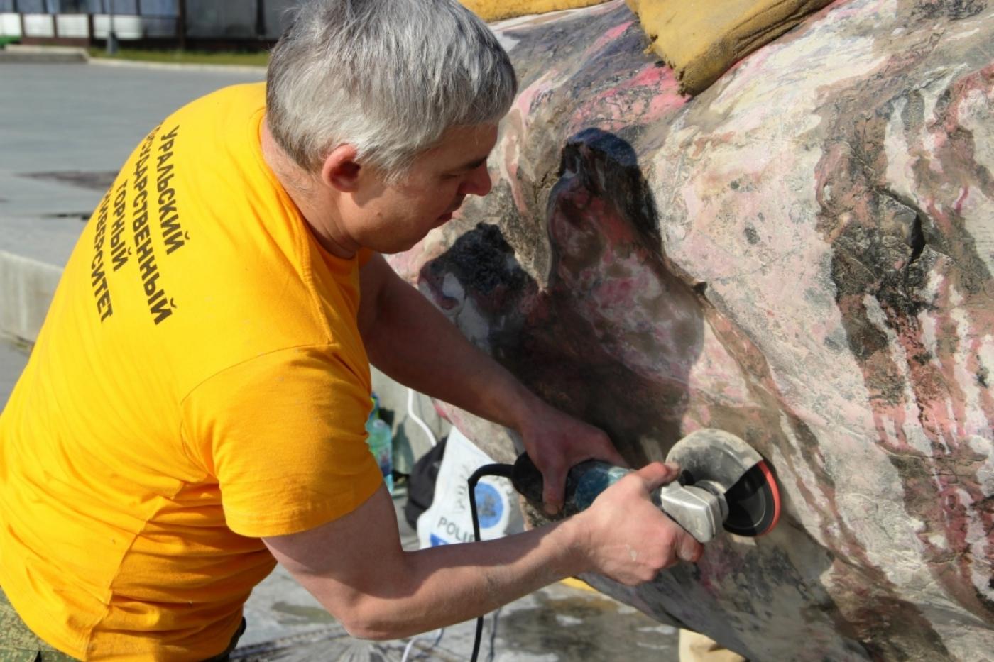 В Екатеринбурге от граффити избавили самую известную глыбу родонита - Фото 1