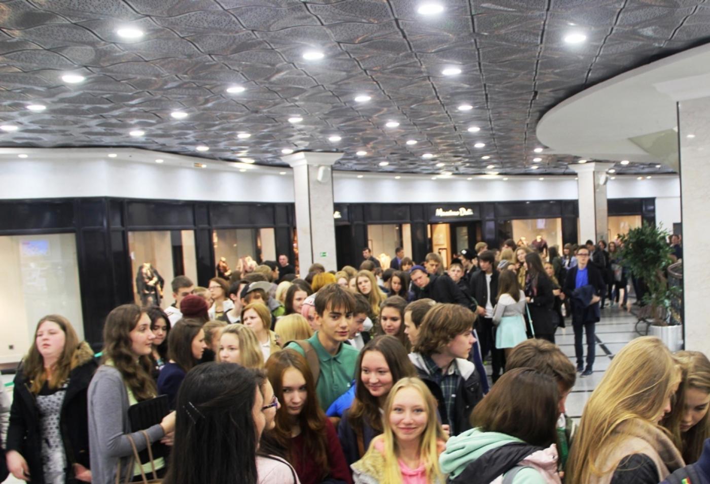 Тысячи жителей Екатеринбурга выстроились в гигантскую очередь за бесплатным кофе в Starbucks - Фото 1