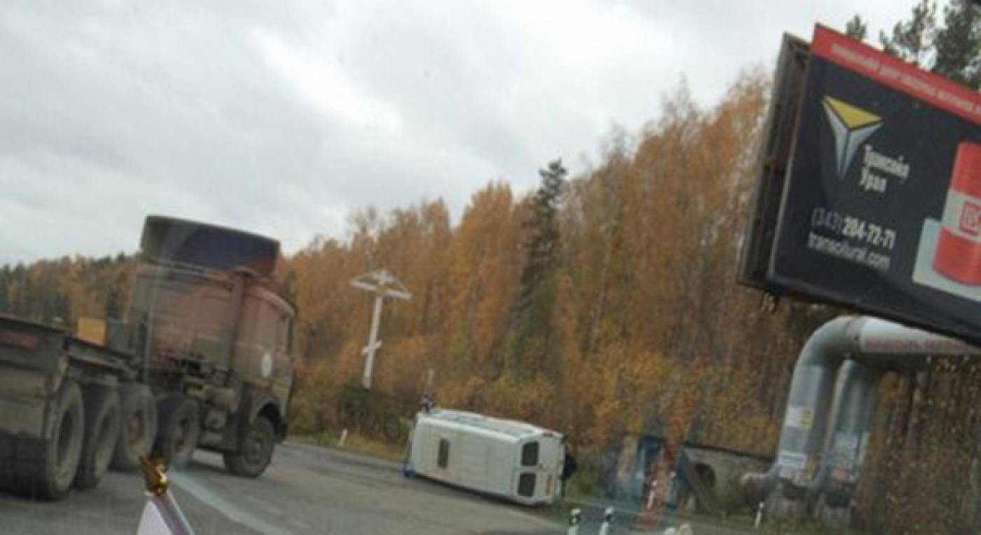 На Серовском тракте пассажирская «Газель» загнала Daewoo в кювет, а сама легла на бок - Фото 1