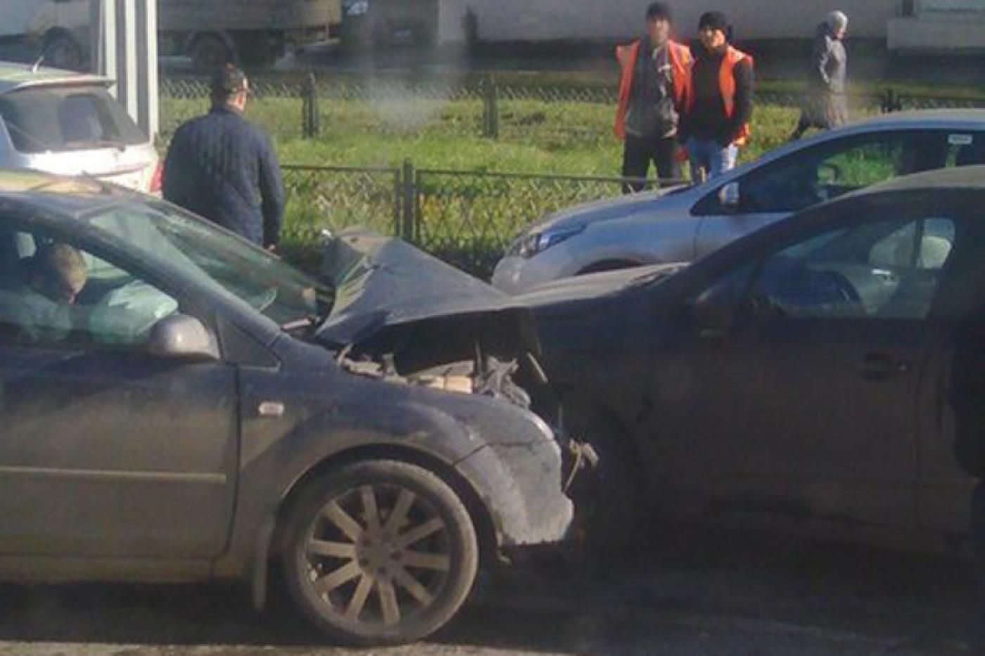 В Екатеринбурге произошло массовое ДТП с участием инкассатороской машины и троллейбуса. Пострадали три человека - Фото 1