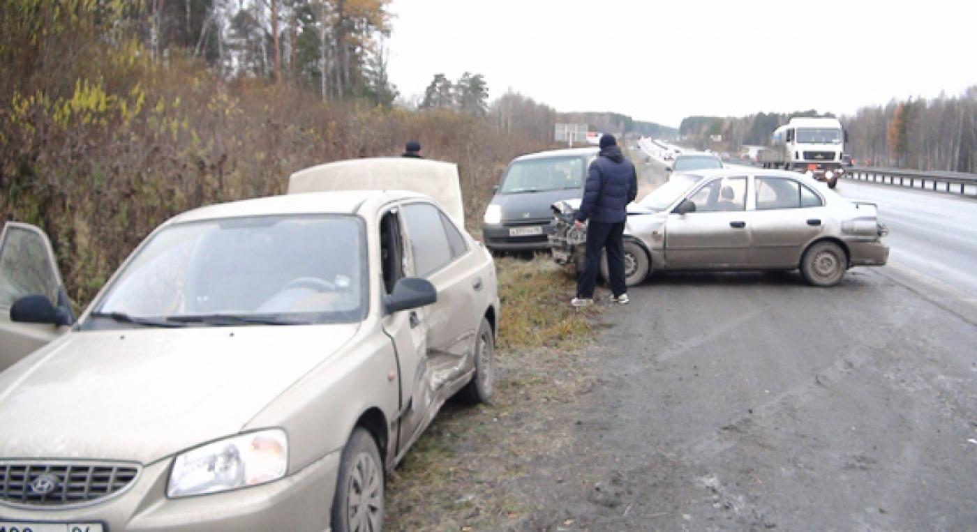 На трассе Пермь-Екатеринбург водитель «Форда», «поскользнувшись», сбил двух пешеходов на обочине - Фото 1