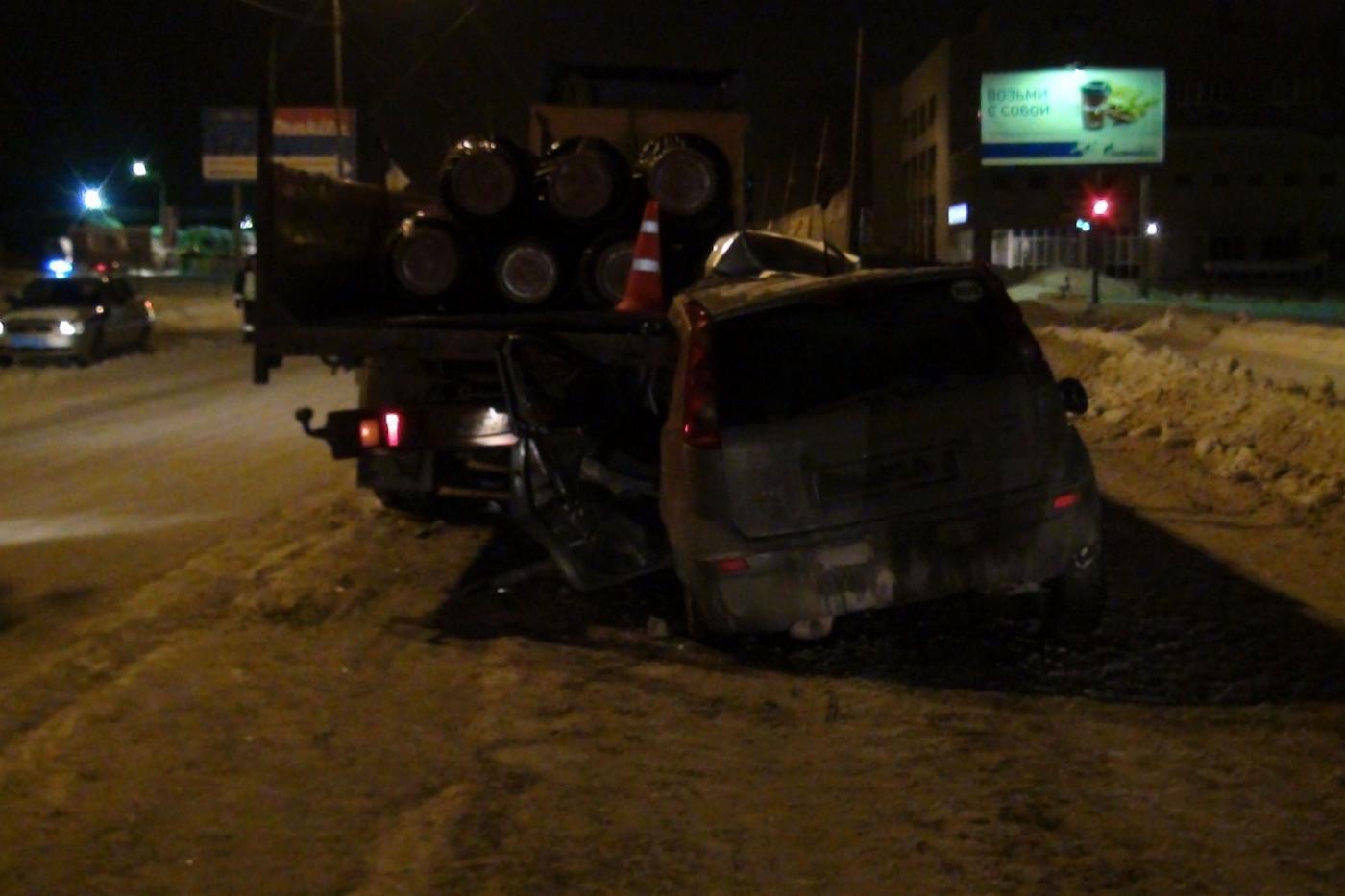 На Эльмаше Ниссан залетел под грузовик. Водитель погиб на месте ДТП - Фото 1