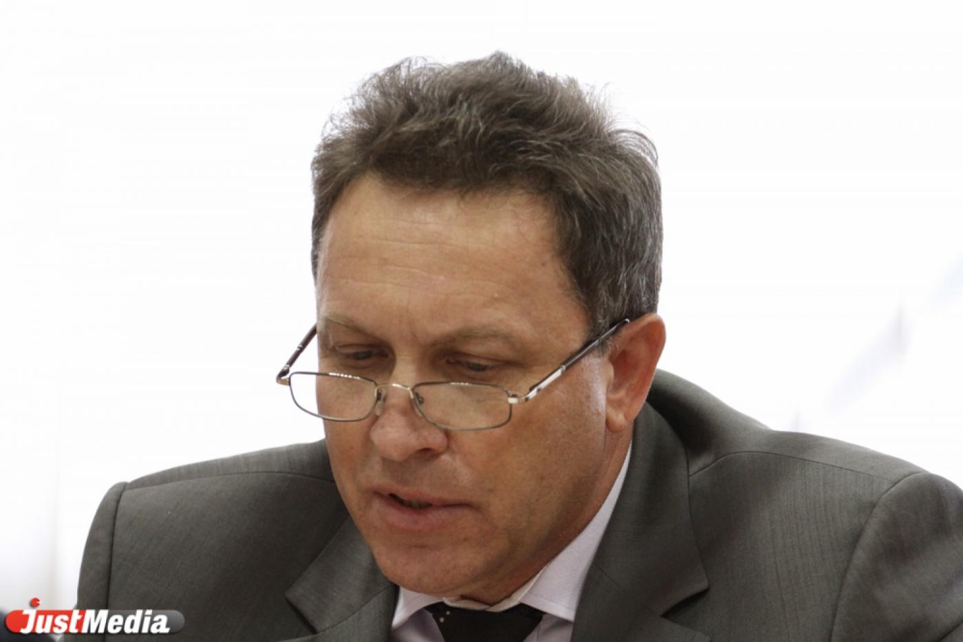 Дударенко открыл новый офис МФЦ в Екатеринбурге и первым запросил справку - Фото 1