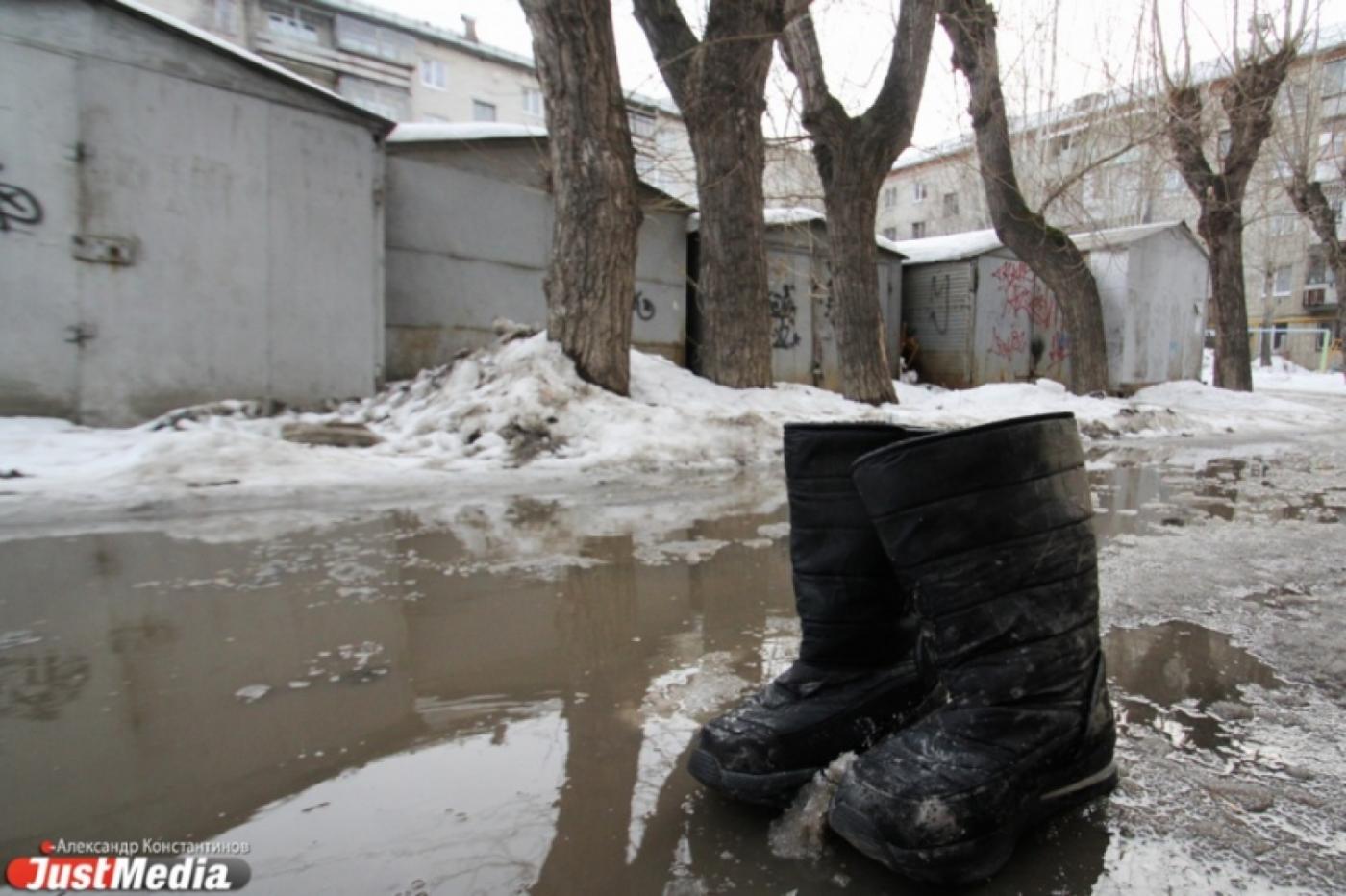 Один из дворов Екатеринбурга топит уже третий день. «Водоканал» обещает исправить аварию только в выходные. - Фото 1
