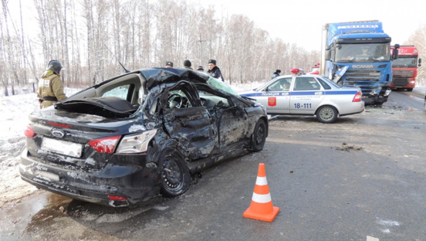 На Тюменском тракте в страшной аварии с тягачом погибла пожилая пара и их внучка  - Фото 1