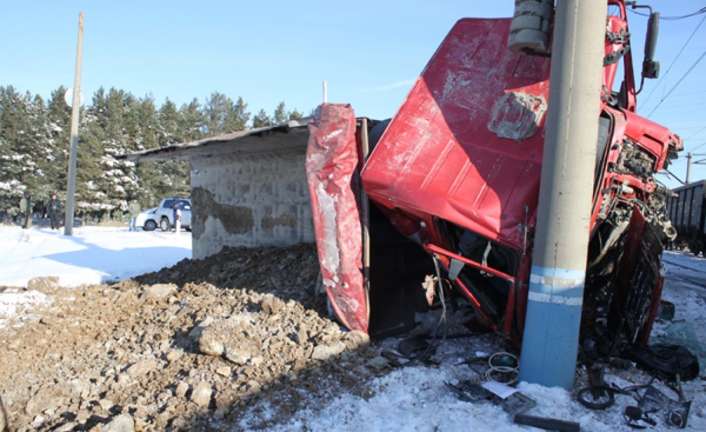 В Горном Щите поезд на полном ходу снес грузовик, водитель которого ехал на красный - Фото 1