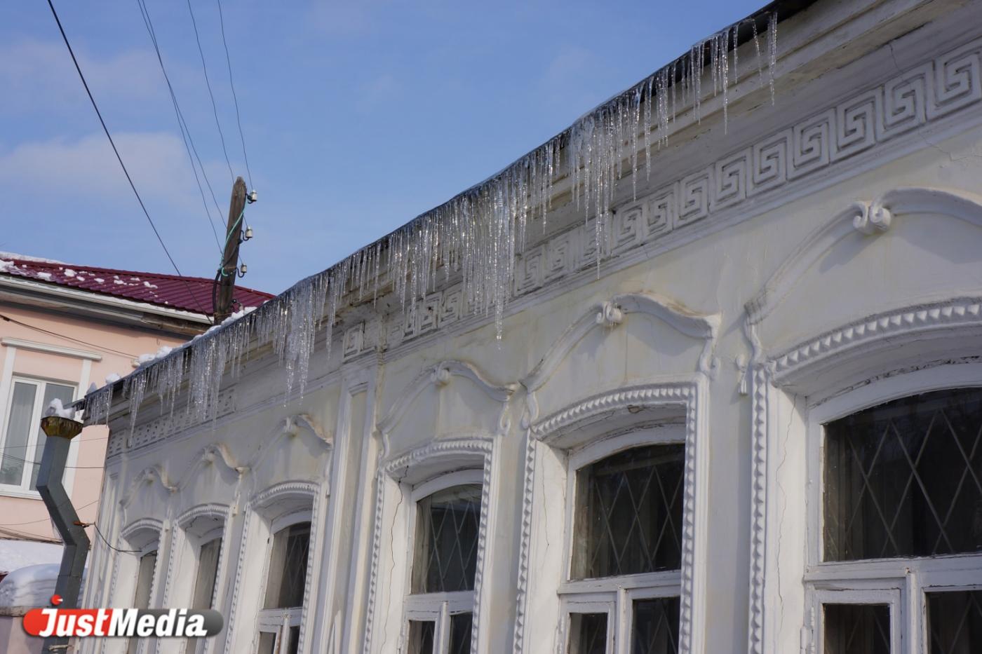 Улица Вайнера опасна для пешеходов. С крыш падают сосульки и куски замерзшего снега - Фото 1