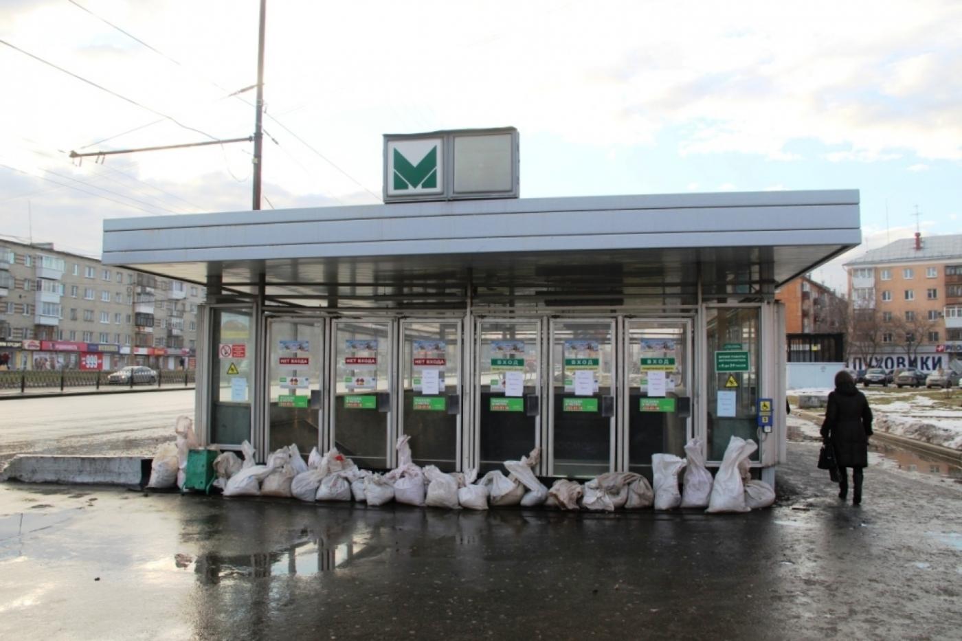 На проспекте Космонавтов потоп. Машины исчезали в воде по самые колеса - Фото 1