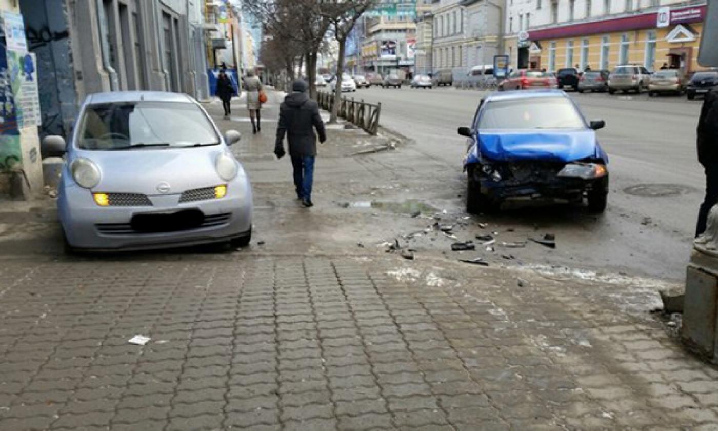 На Малышева еще один водитель иномарки едва не вылетел на тротуар  - Фото 1