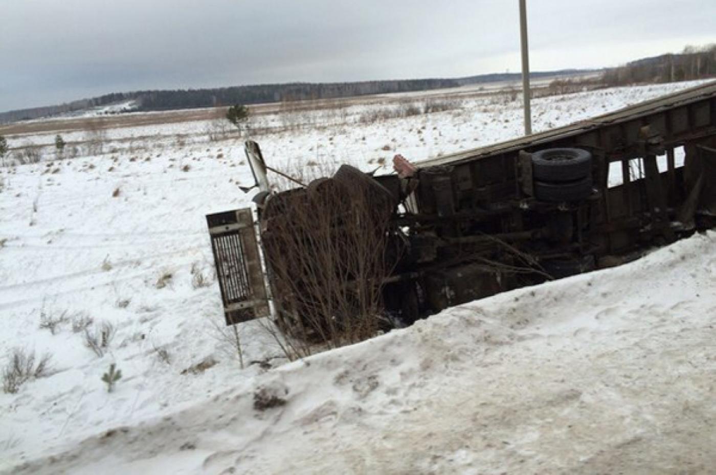 В Шабрах лихачи на «десятке» столкнули грузовик в кювет - Фото 1