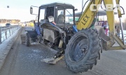 В Академическом у трактора отвалилось колесо и разбилось стекло кабины