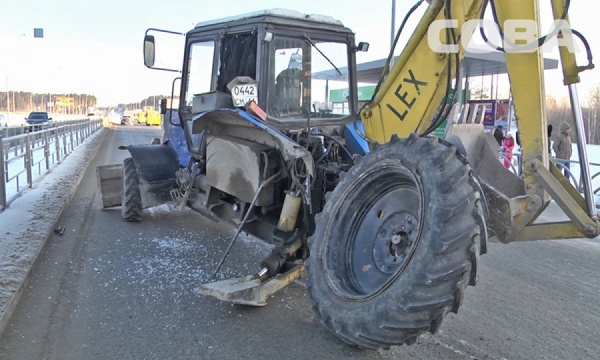В Академическом у трактора отвалилось колесо и разбилось стекло кабины