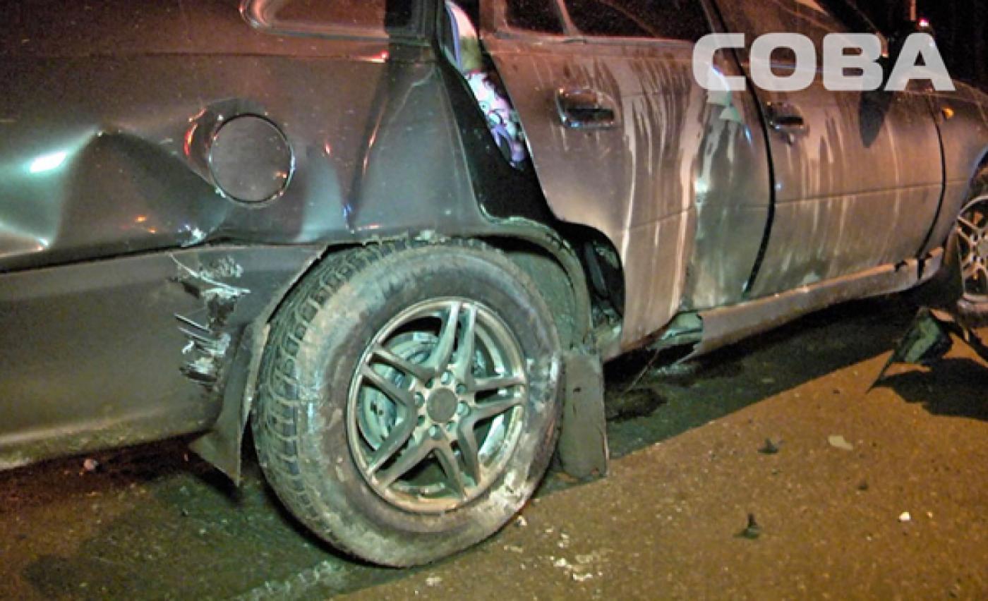 В Академическом автоледи снесла металлическое ограждение - Фото 1