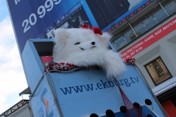 В Екатеринбурге появился символ нынешних трудностей — большой белый песец