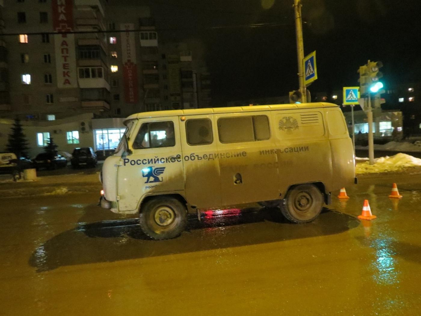 В Каменске-Уральском инкассаторский автомобиль сбил пожилого мужчину на пешеходном переходе - Фото 1