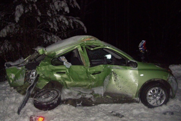 На Тюменском тракте автоледи въехала в барьер и столкнулась с легковушкой. Один человек погиб, три — пострадали