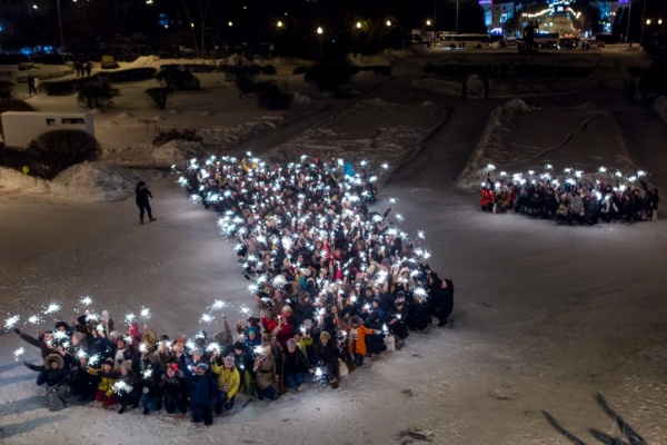 Почти 350 учащихся выстроились в букву «У», чтобы поставить памятник в Интернете всем университетам