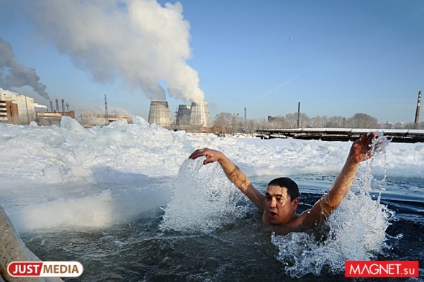 «Нырнуть один раз, надеть халат и выпить горячего чая». Медики напоминают правила купания в проруби