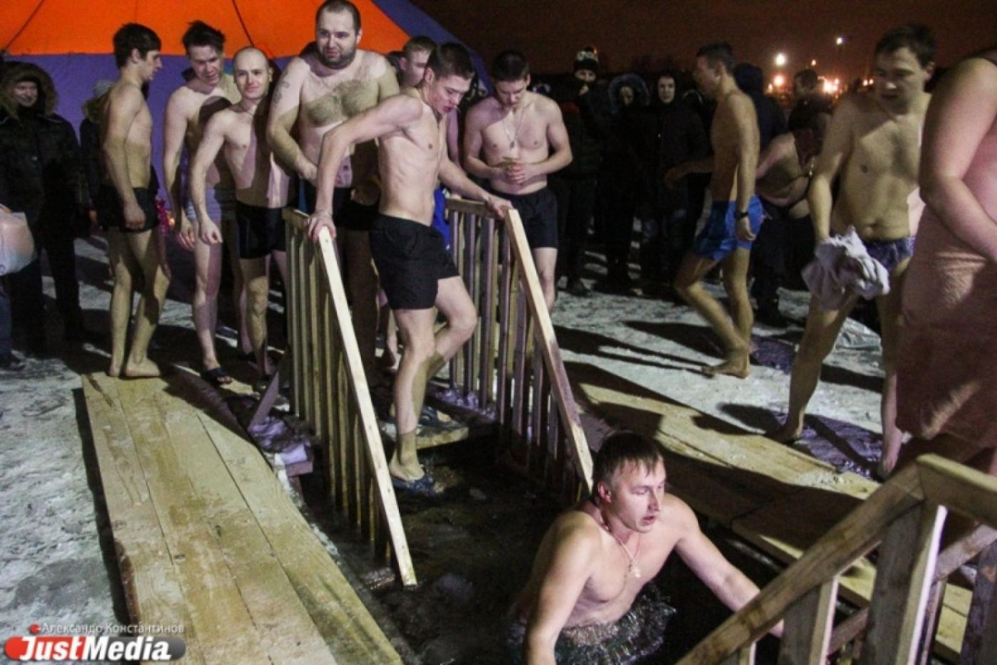 Теплее, чем обычно. Православные отметили сегодня ночью праздник Крещения (ФОТО) - Фото 1