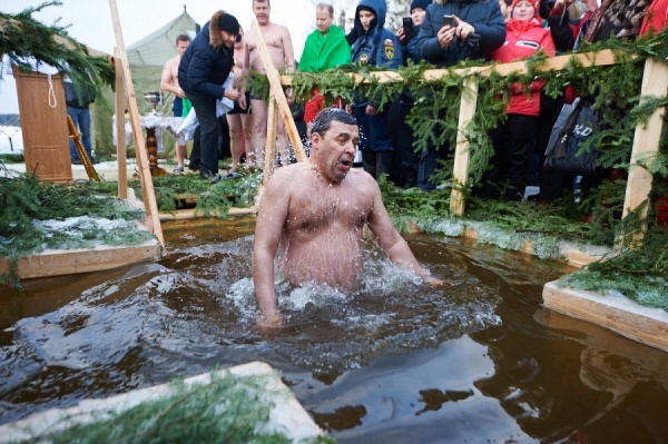 Окружение Куйвашева отреагировало на критику в СМИ. Губернатор с опозданием выразил соболезнования родственникам погибших шахтеров