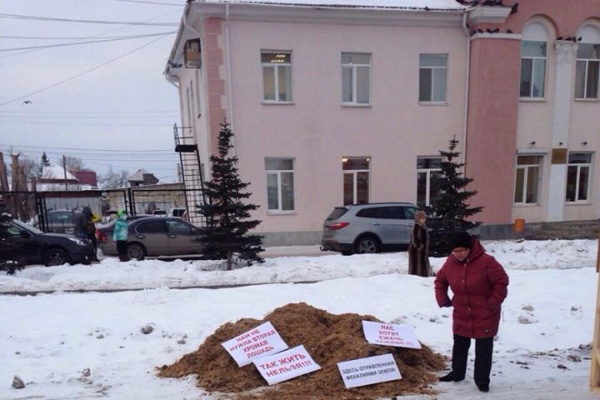 Протест с душком. Жители Арамиля вывалили машину навоза перед городской администрацией. ФОТО