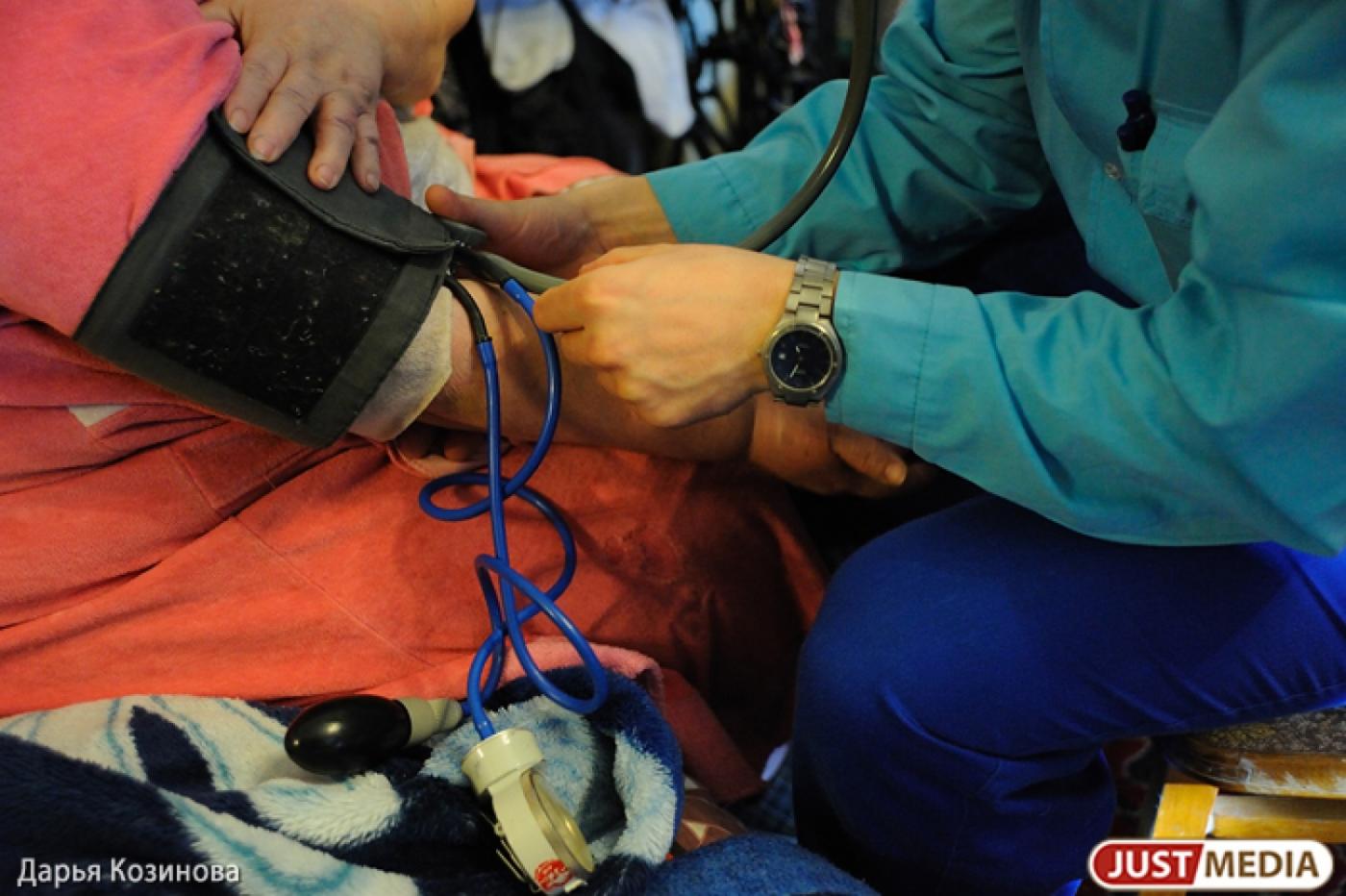 Сотрудники ГУФСИН спасли от обморожения пенсионерку с инсультом в Первоуральске - Фото 1
