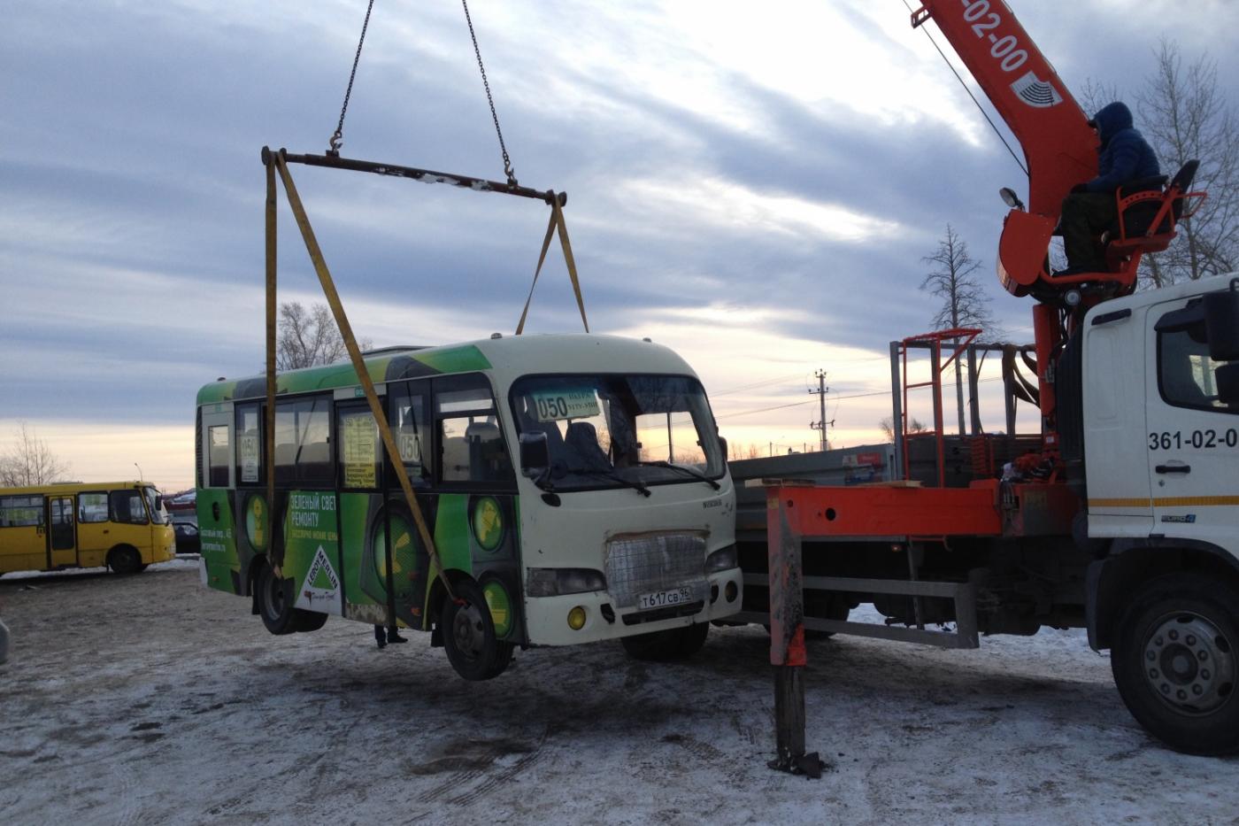 По Екатеринбургу курсируют полсотни неисправных автобусов, которыми управляют мигранты-нелегалы - Фото 1